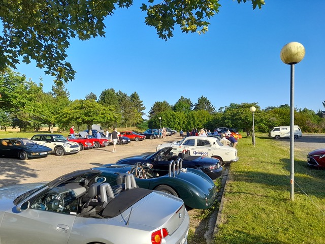 Photo des voitures sur le parking du golf d'Ableiges