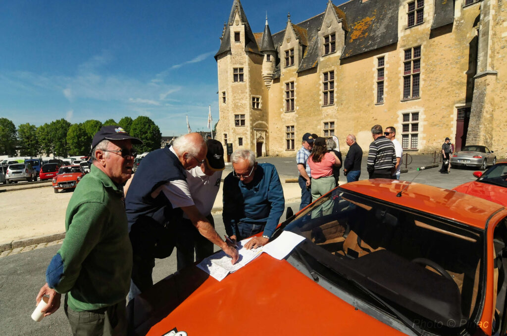 Grosse discussion devant le château de Baugé-en-Anjou