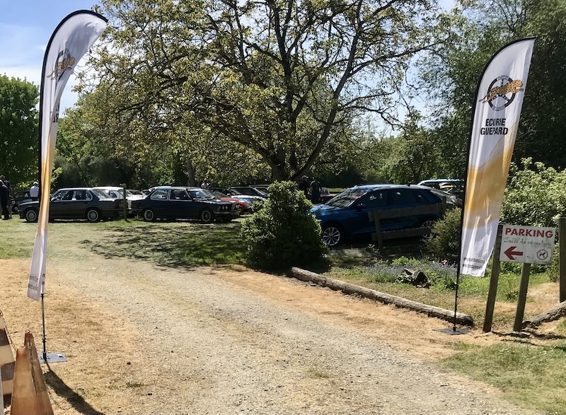 Vue sur les autos au parking de "La Richardière"