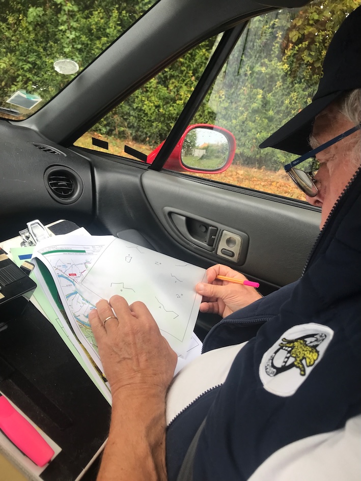 François au travail pour décrypter la carte